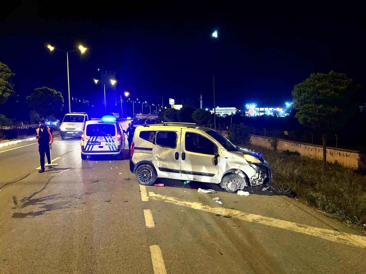 Sivas’ta Yan Yatan Araçta 3 Kişi Yaralandı